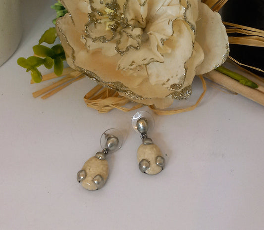 Boucle d'oreille beige