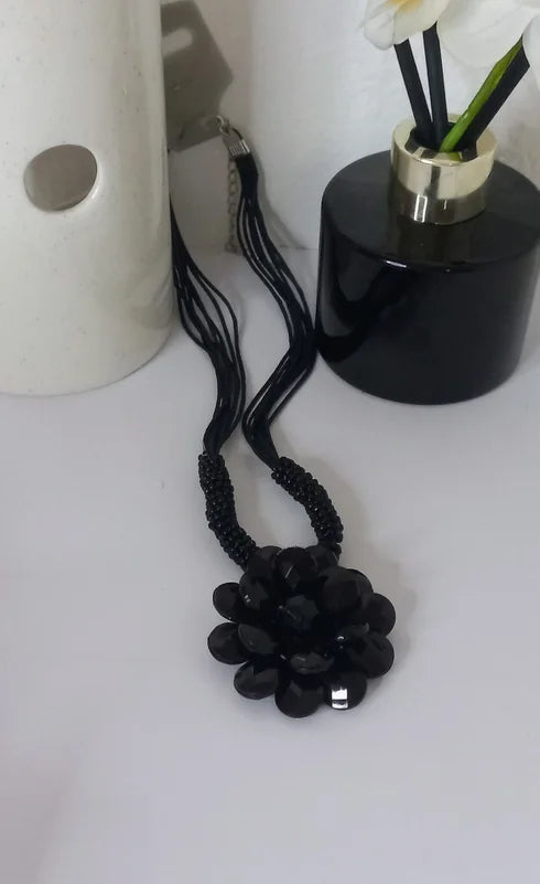 Collier noir fleur C3624 (Fantaisie)